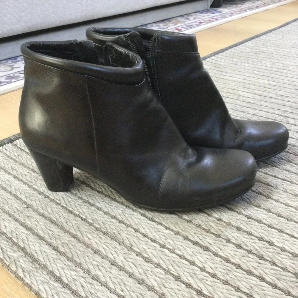 Ecco Black Leather Ankle Booties - Classic Side-Zip Style